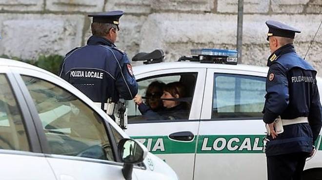 Sindaco preso a calci – Alta tensione nel Torinese per la protesta in piazza