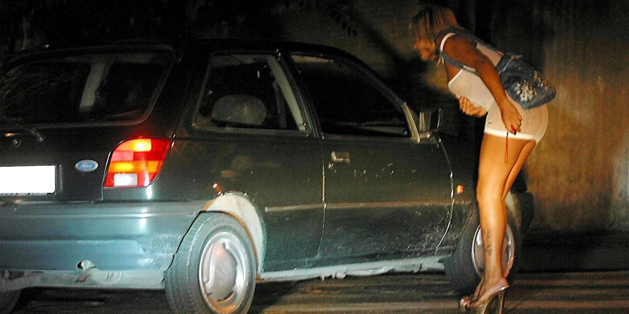 IL CASO – Prostitute affollano ancora le strade di Torino, poi prendono l’autobus rischiando di diffondere il virus