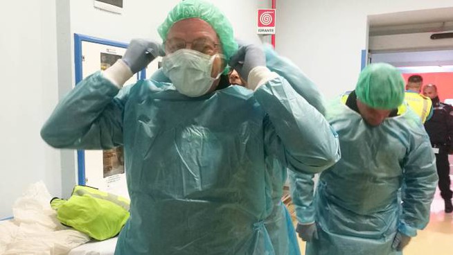 Piemonte, rivolta di medici e infermieri davanti agli ospedali: “Trattati da straccioni”