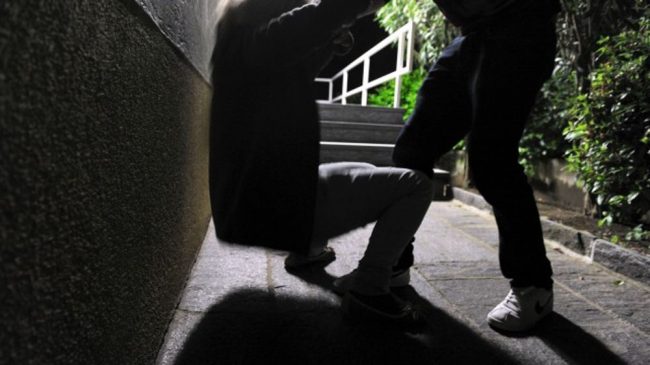 Torino – Scende per buttare la spazzatura, viene gettato a terra e derubato