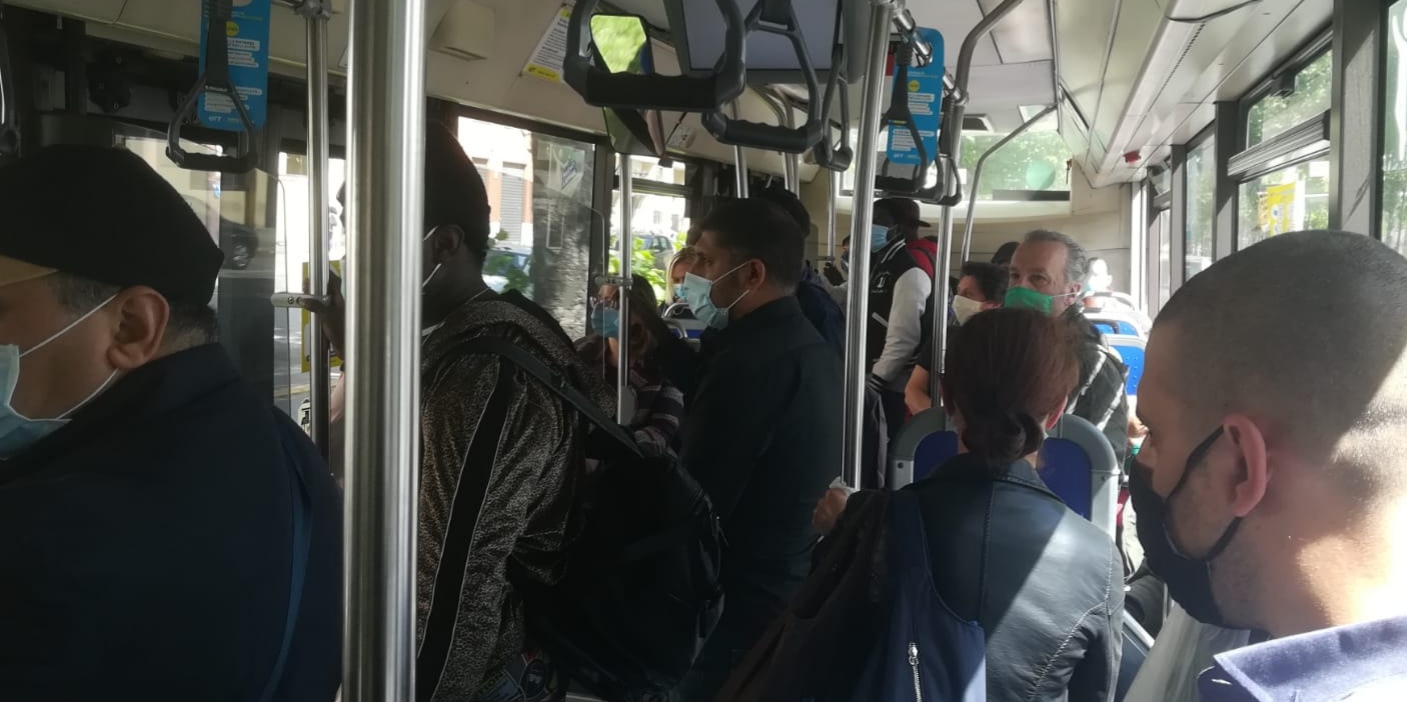 Torino, anche oggi autobus strapieni: “Situazione gravissima”, numerose segnalazioni