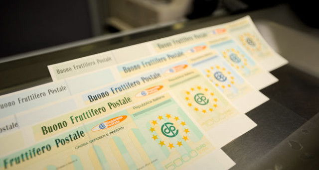 Torino, trovano centomila euro in buoni postali nella spazzatura