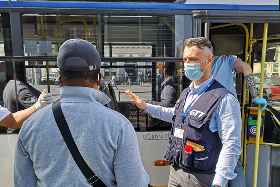 “Dopo due mesi senza controlli, troppi passeggeri senza biglietto (e mascherina)” – La denuncia del sindacato