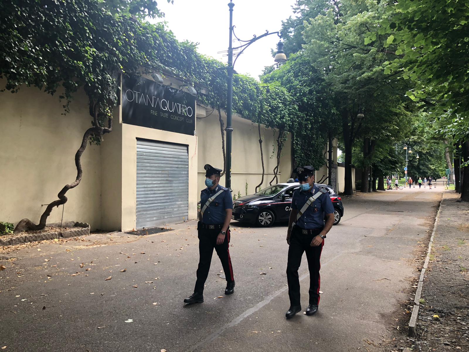 Torino, picchiato dal branco e rapinato fuori dalla discoteca – Identificato un aggressore