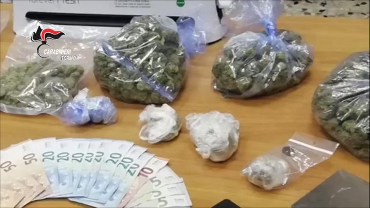 Torino – Per evitare multe ai clienti spacciavano entro 200 metri dalle loro case: scoperti e arrestati