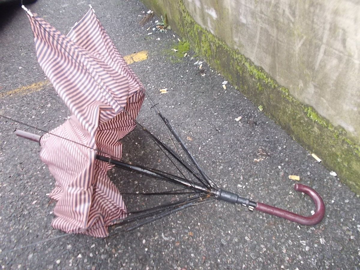 Torino, picchia la compagna sulla schiena con un ombrello – Lei fugge e lo fa arrestare