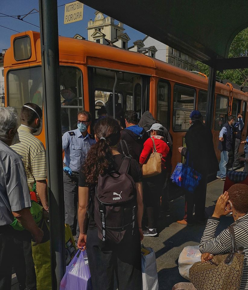 Folla sui mezzi pubblici – Regioni del Nord contro il Governo “Non abbiamo avuto 1 Euro per i servizi aggiuntivi”