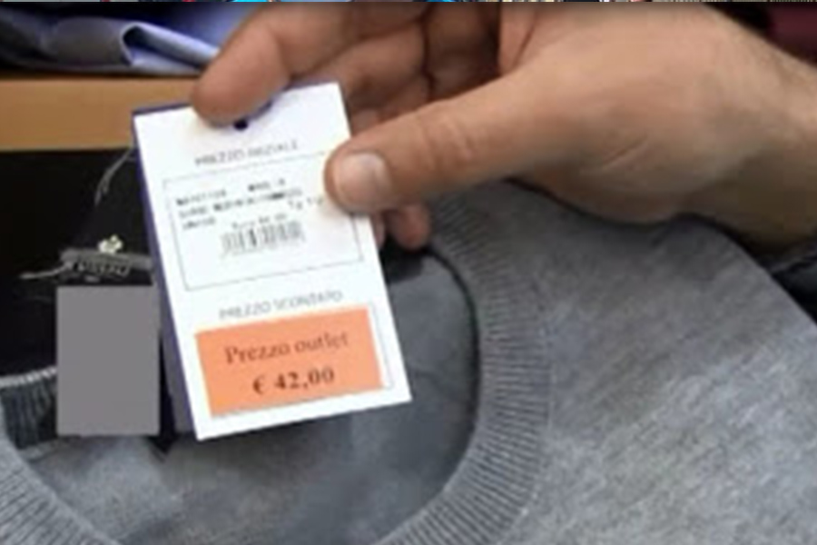 Abusivo sfortunato: cerca clienti per vestiti ‘tarocchi’ e trova poliziotto in borghese