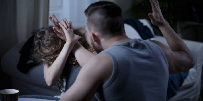 Torino: prende a schiaffi la compagna davanti al figlio piccolo, poi la ferisce con un coltello – Arrestato