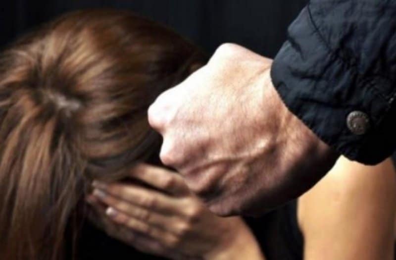 Torino, prende a pugni la compagna, poi la insegue in strada con un coltello – Arrestato