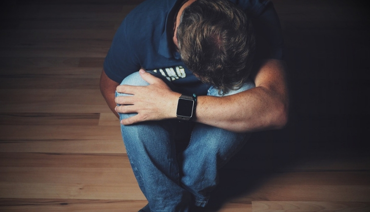 Questa volta è la ragazza ad aggredire il fidanzato – Colpi ripetuti al collo e al torace, il giovane chiama la Polizia