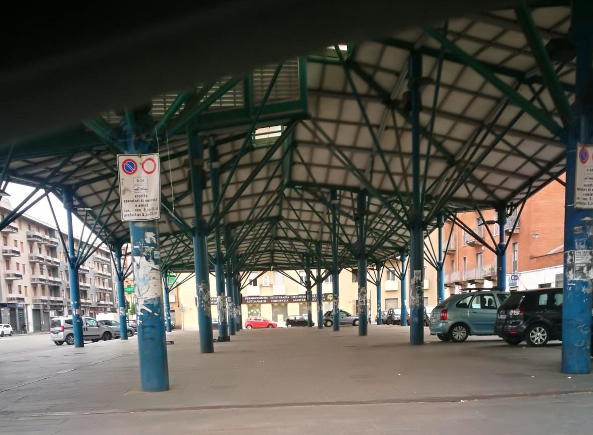 L’allarme dei residenti: degrado in Piazza Crispi, arrivano i camper dei rom. Petrarulo: “Il Comune quando pensa di intervenire?”