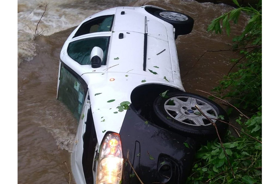 A 79 anni vola con l’auto nel torrente – Riesce a uscire dall’abitacolo e a salvarsi