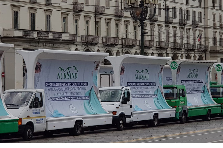 Torino: “Onore ai colleghi caduti” – 10 camion di infermieri ricordano gli ‘eroi’ dell’epidemia. “Ora aspettiamo che le promesse siano mantenute”