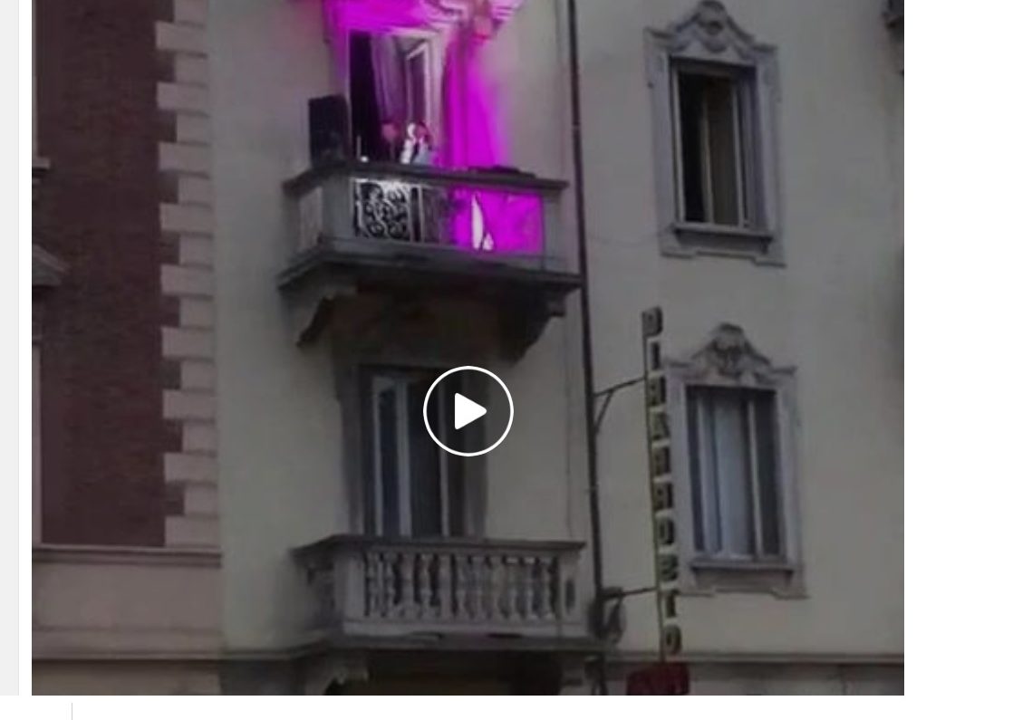 Torinese canta dal balcone durante il lockdown e il suo video è un successo clamoroso: un milione di spettatori