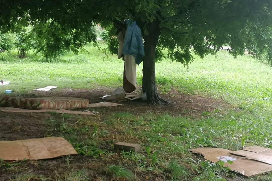 La denuncia – “Degrado incredibile ai giardini Madre Teresa, a pochi metri dal presidio delle forze dell’ordine”