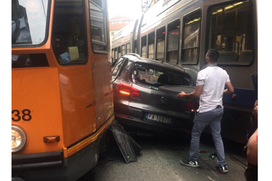 Torino – Auto resta incastrata fra due tram, incidente in corso Regina Margherita