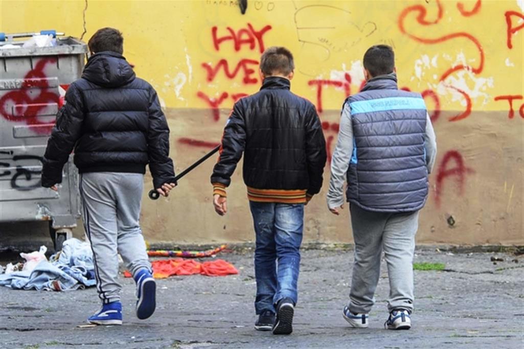 Torino – Baby gang perseguita ragazzino a scuola: calci, pugni e furti di 200 euro. Due arresti