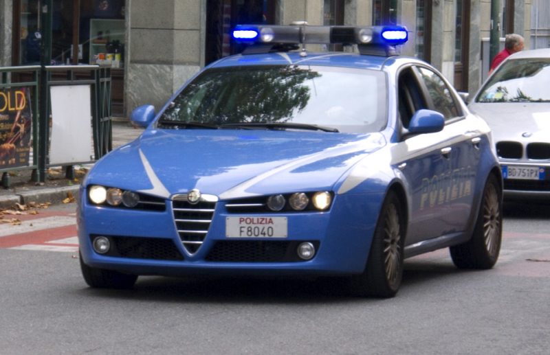 Torino – Incrocia la volante della Polizia e lancia contro la birra – Denunciato