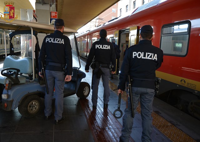 Torino – Ragazzi salgono su un treno con droga e un coltello, fermati dalla Polizia