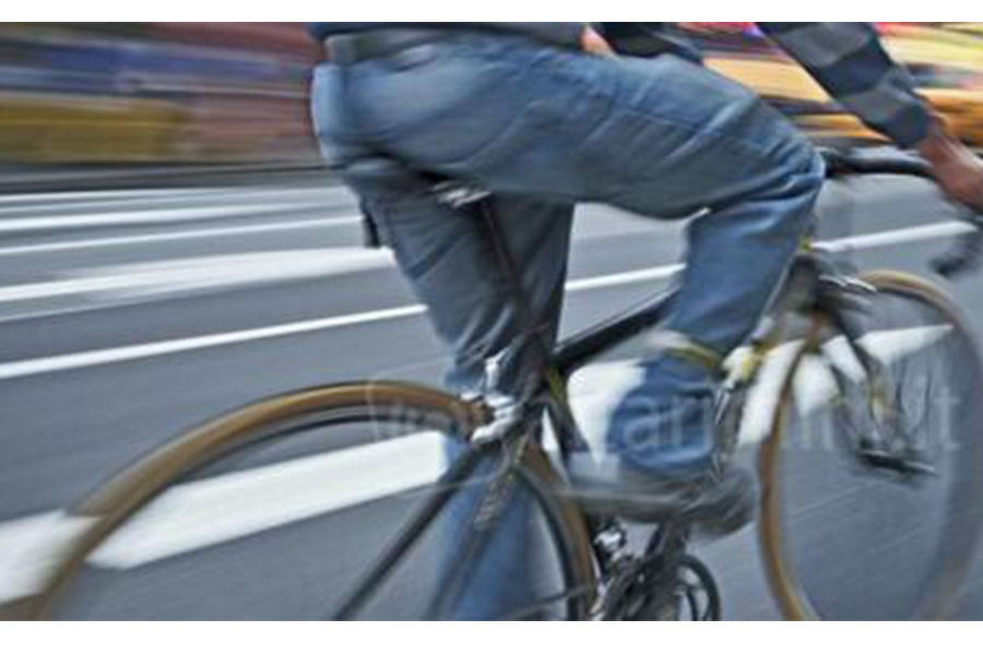 San Salvario – Lancia la droga, presa ‘al volo’ dai ciclisti. In manette un pusher