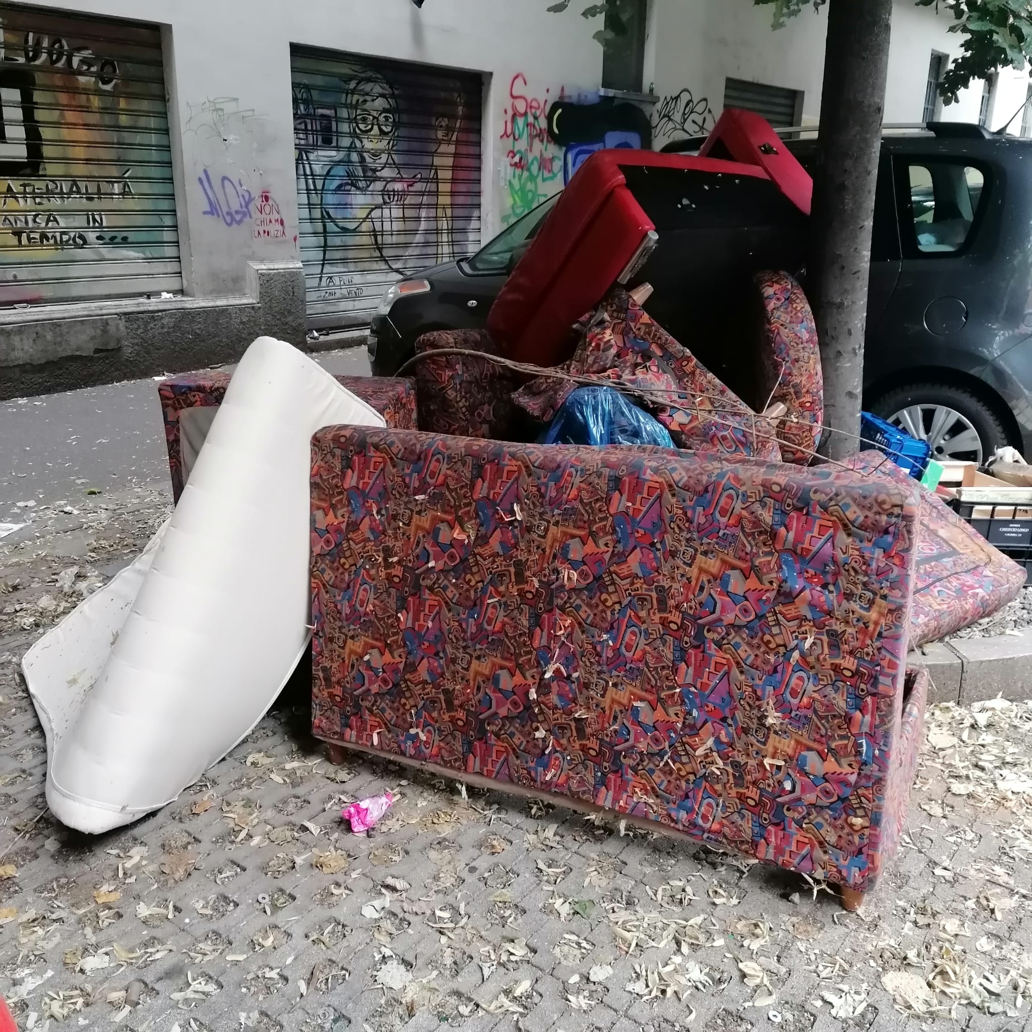 Aurora ancora sommersa dai rifiuti “Da anni un degrado intollerabile”, la protesta della consigliera Alessi