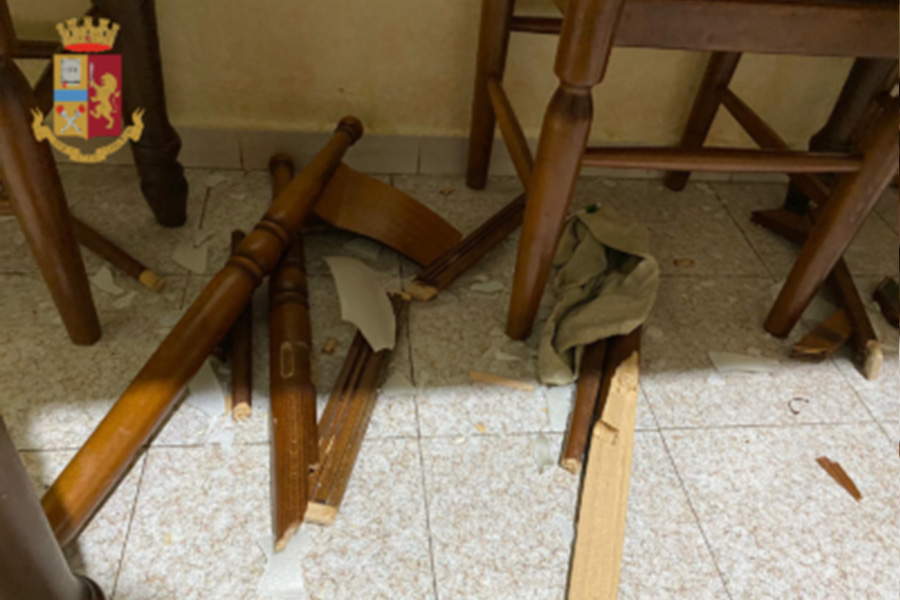 Torino: sfascia una sedia contro la moglie – La donna fugge e lo fa arrestare