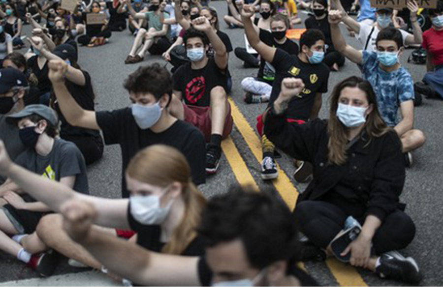 Torino – Oltre 2 mila persone (ad un metro di distanza) al sit in di protesta per la morte di George