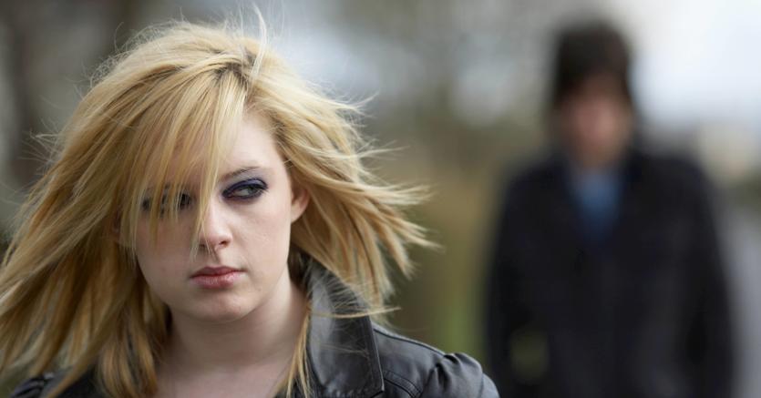 “Sei sporca!” e le lancia addosso della candeggina – Stalker arrestato dopo l’ennesima violenza