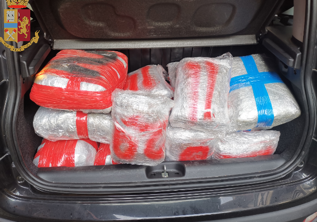 Torino: auto stipata di droga, oltre 50 kg per la movida di piazza Santa Giulia- Due arresti