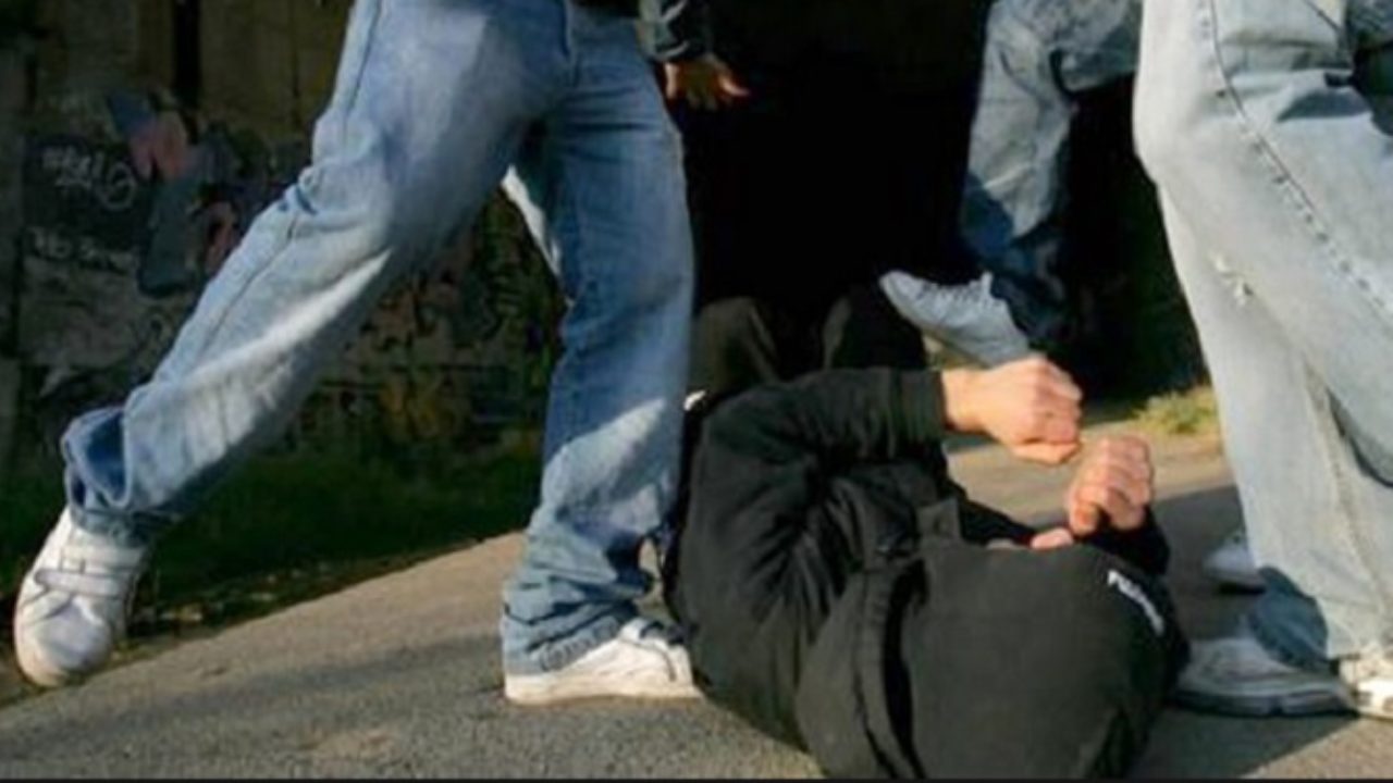 Torino – Baby gang di minorenni pesta e rapina un ragazzo in centro: pugni e calci al volto poi la fuga