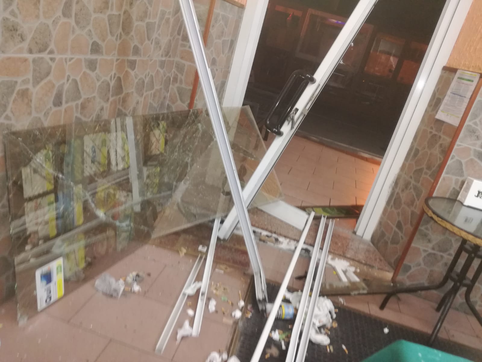 Nigeriano ubriaco devasta senza motivo un bar di Superga e mette in fuga i clienti – Arrestato