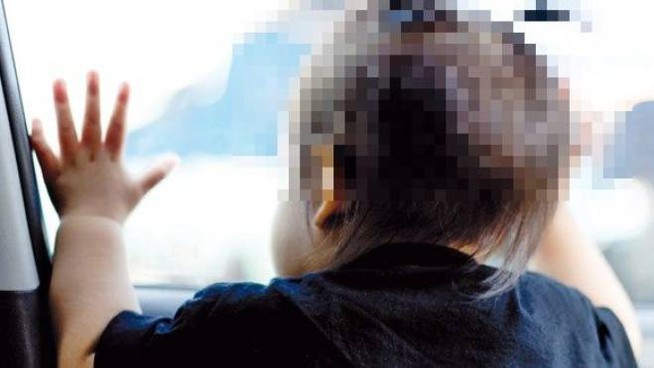 Chiudono il bimbo in auto sotto il solleone – Un passante lo salva spaccando il finestrino