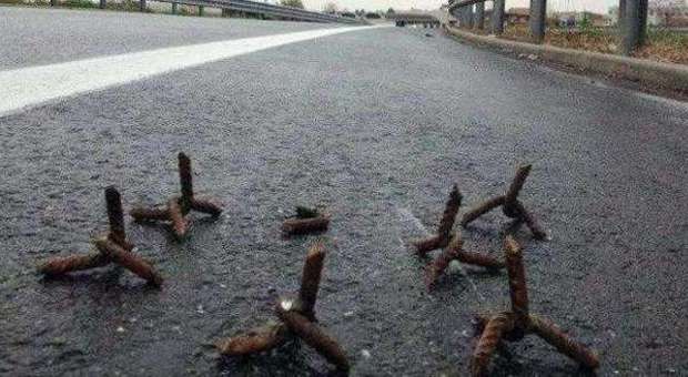 Agguato contro la Polizia: chiodi a tre punte in strada “Poteva finire in tragedia” – I mezzi diretti a Chiomonte