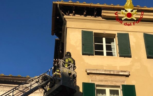 Paura nel centro di Torino – Crolla blocco di marmo da un palazzo, sfiorati i tavolini di un bar
