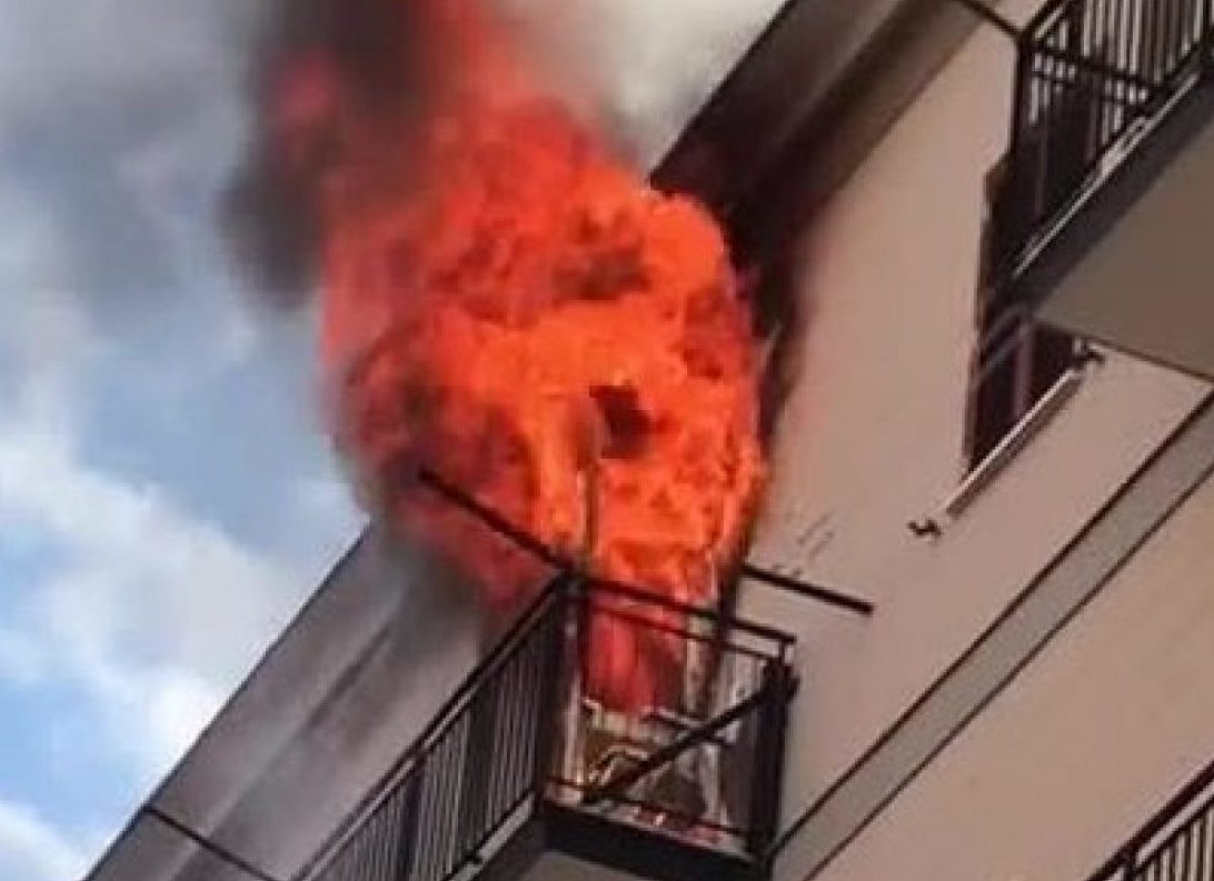 Paura a Torino: appartamento va a fuoco, tutti i condomini in strada