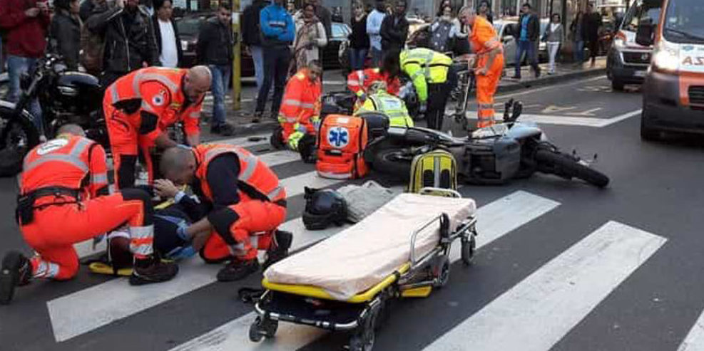 Motociclista investe donna sulle strisce, cade e muore – Anche la donna è gravissima