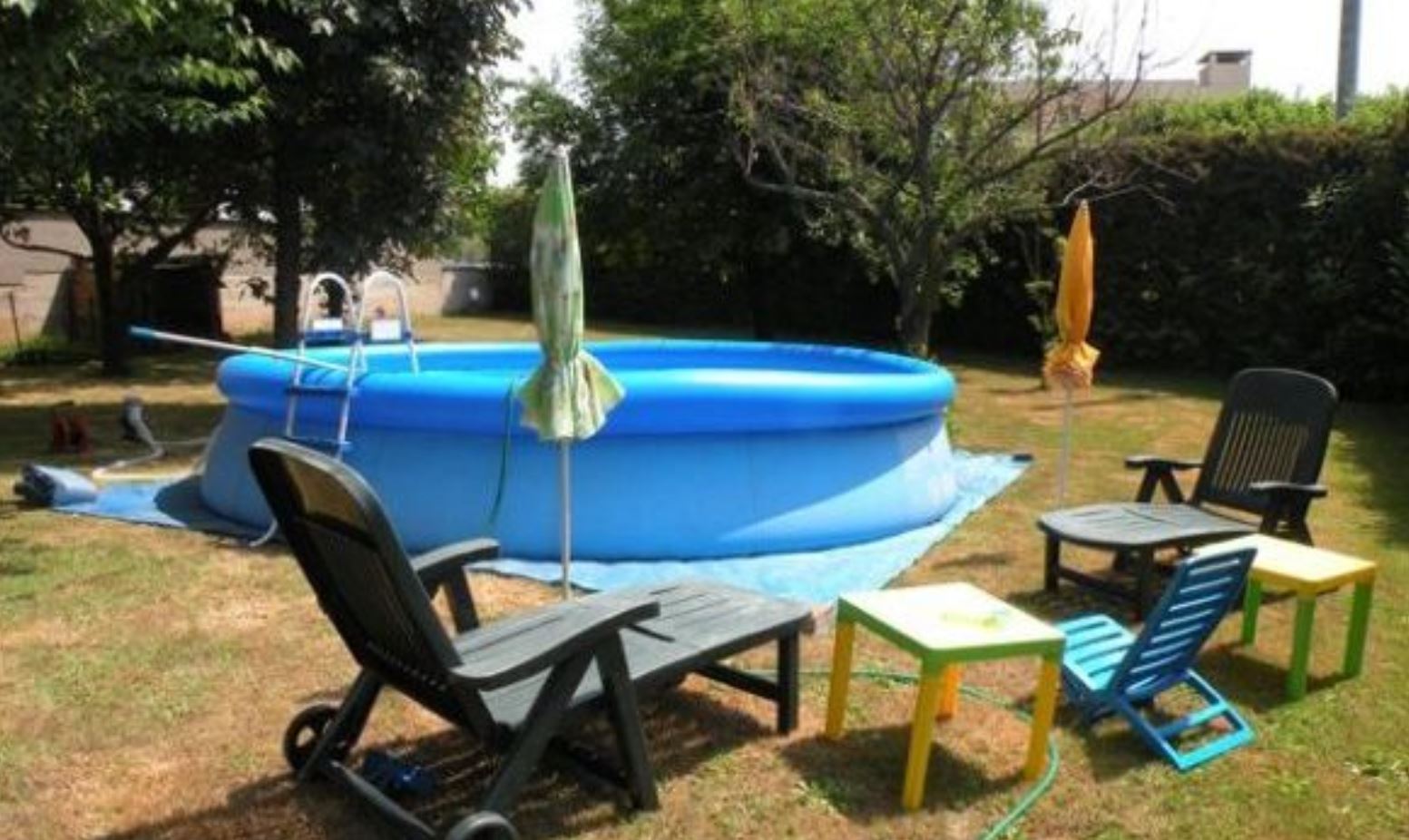 Dramma nel giardino di casa – Bimbo di 21 mesi affoga nella piscina gonfiabile