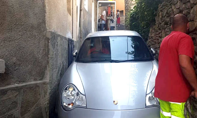 Cerca ristorante e il navigatore lo tradisce: si incastra con la Porsche in una viuzza della Valsusa