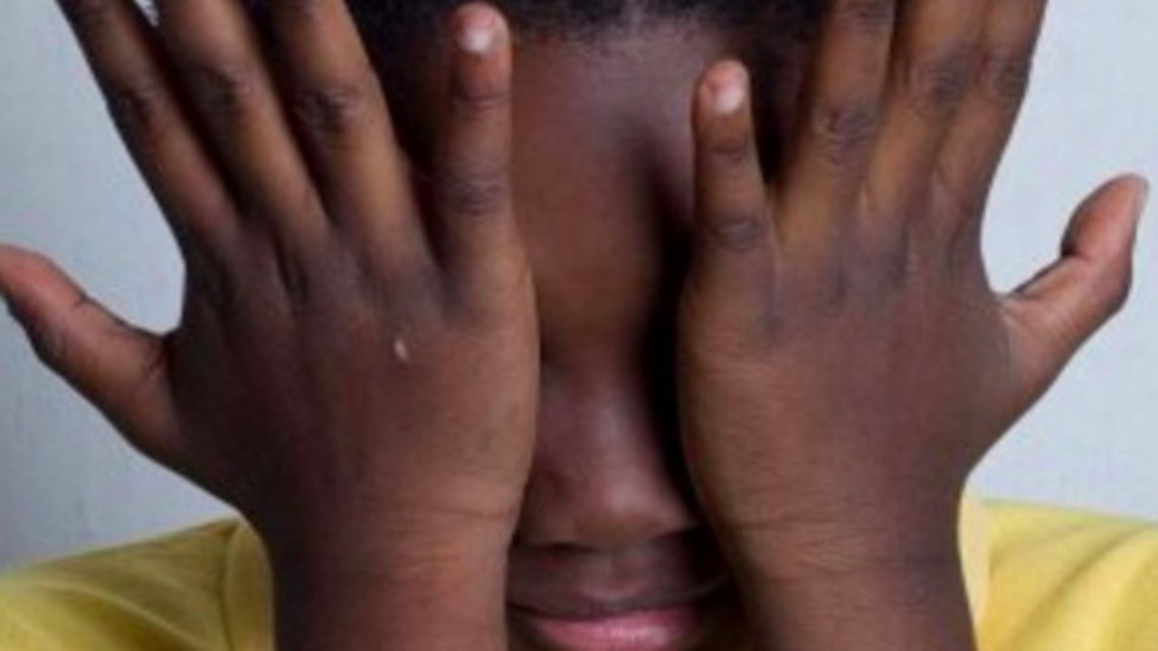 Razzismo in strada – Ragazzino soccorre una donna e viene attaccato: “Tornatene nel tuo paese!”