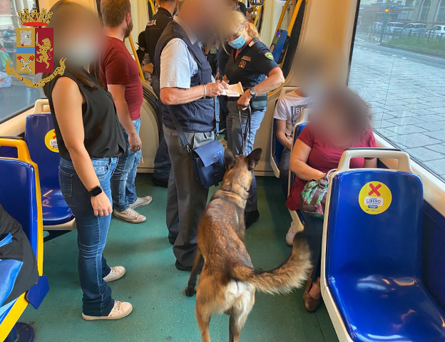 Torino – Polizia sul tram 4: quasi una persona su tre senza biglietto, due in possesso di droga
