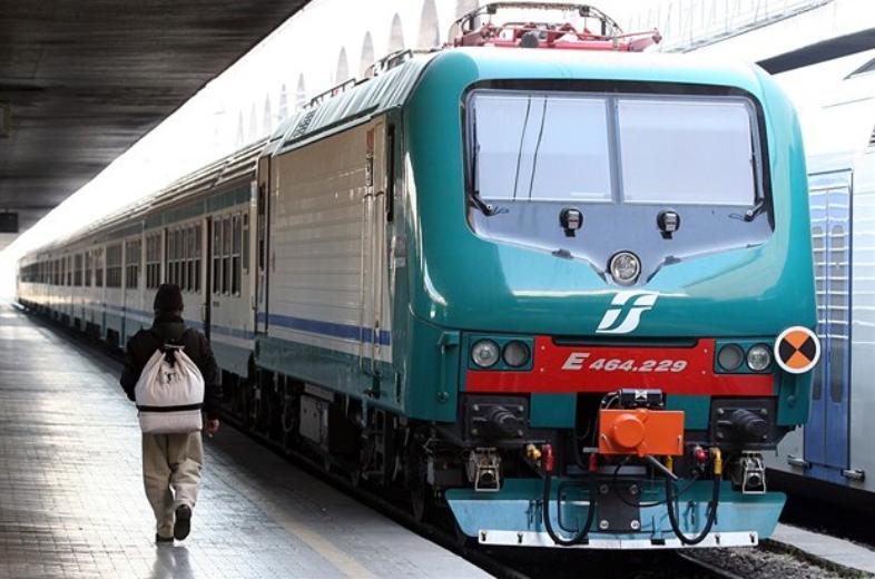 Torino – Innamorato, per raggiungere la fidanzata si aggrappa al treno in corsa: denunciato