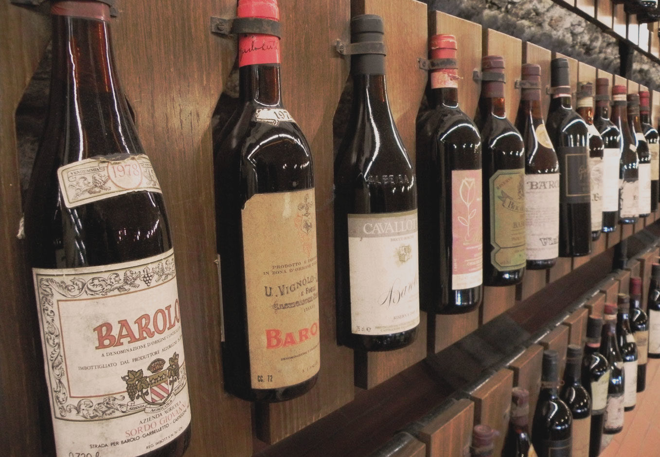 Torino – Ragazzi rubano bottiglia da 800 euro in enoteca, poi scoppia una rissa col titolare: due denunce