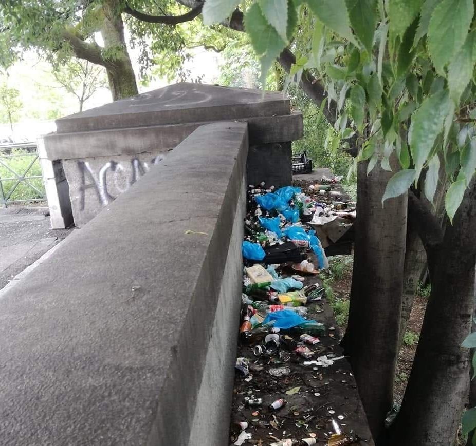 Torino – Allarme Lungo Dora, fra degrado e rifiuti. C’è chi butta olio esausto sui muretti per allontanare gli sbandati