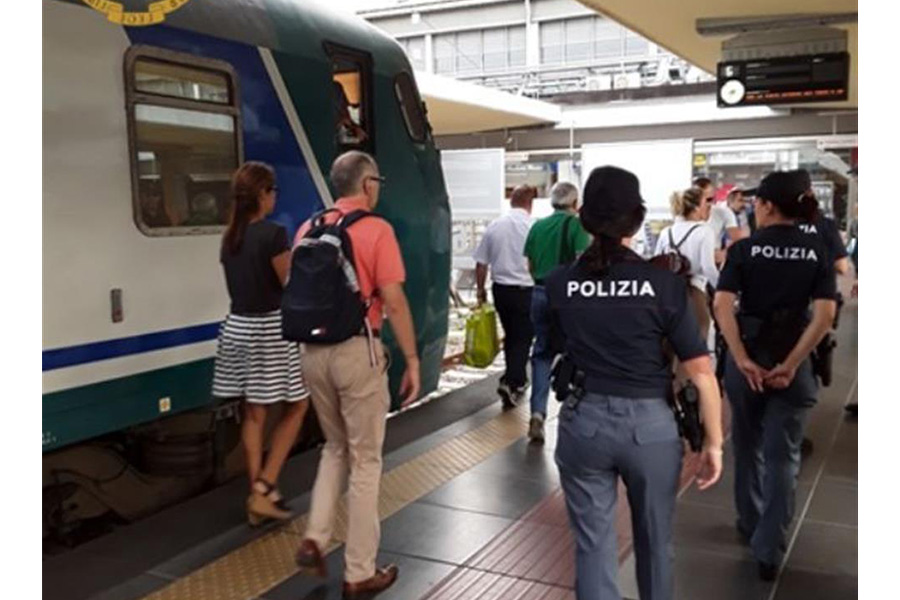 Torino – A 65 anni fotografa le gambe di una minorenne sul treno, denunciato