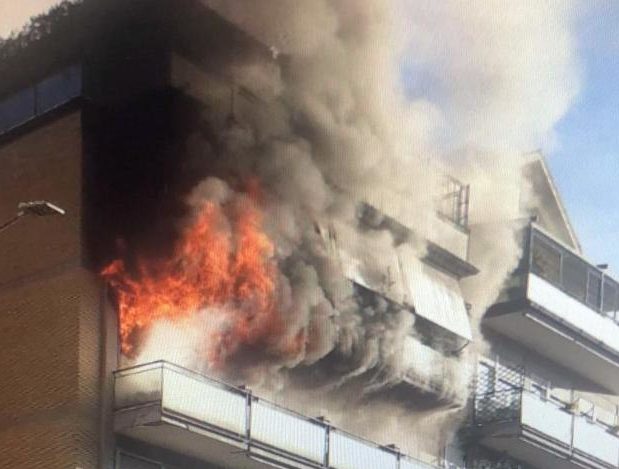 Torino – Fiamme in un palazzo, tutti evacuati, in 5 all’ospedale