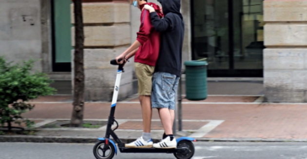 Torino – Arriva la stretta sui monopattini, già migliaia di multe. “E ora il Governo imponga le targhe”
