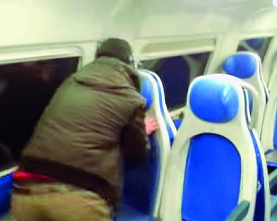 Torino – Prima sfasciano il treno, poi si scusano con la Polizia: “Prendeteci a calci”