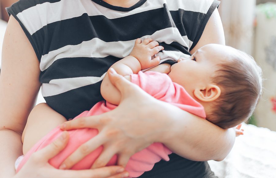 L’allattamento non trasmette il Covid: “Il latte è sicuro per il bimbo”, lo studio della Città della Salute di Torino