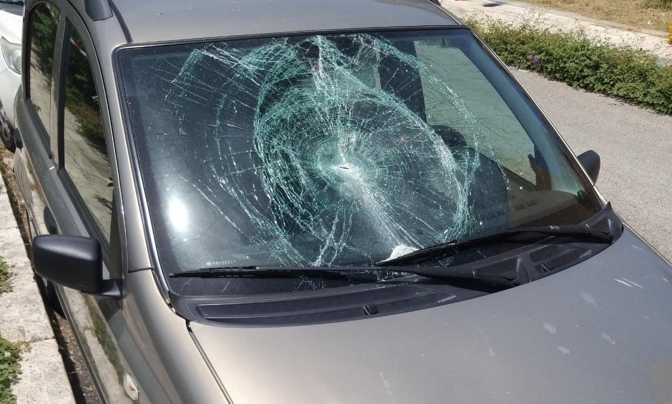 Torino – Giamaicano si diverte a saltare sulle auto in sosta, danneggiandole: arrestato